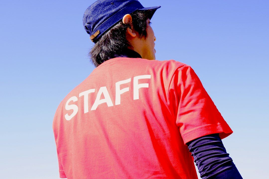 受付でシニアをサポートする日本の女性スタッフ