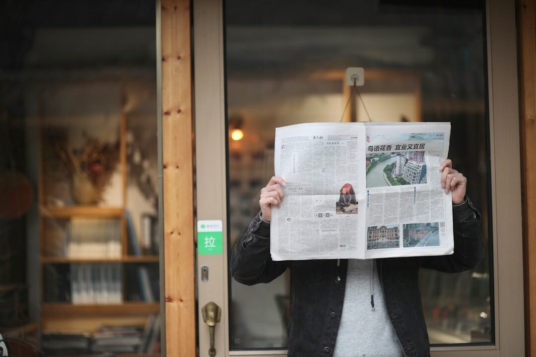 新聞を読む日本の高齢男性